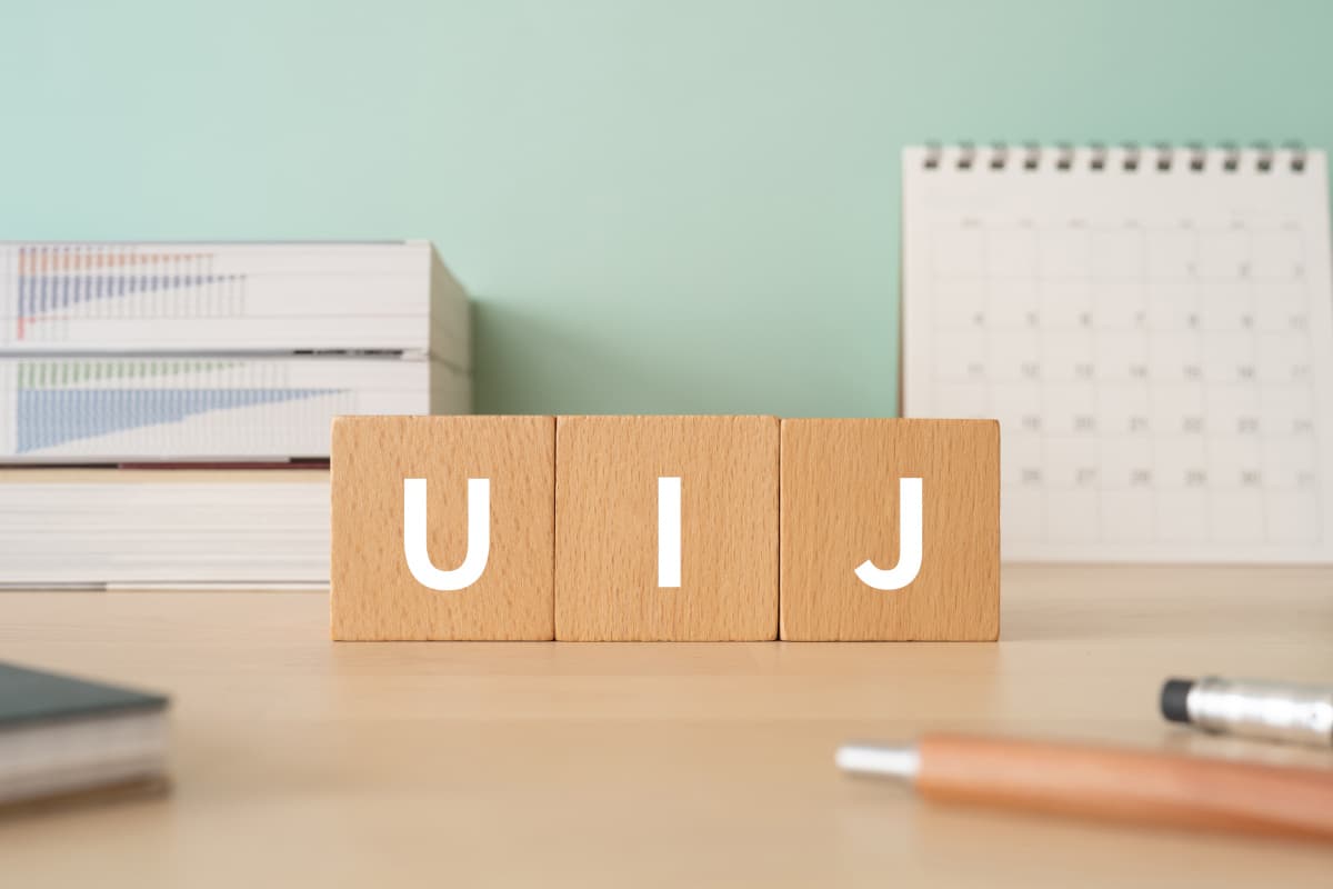 UIJと書かれた木のブロック
