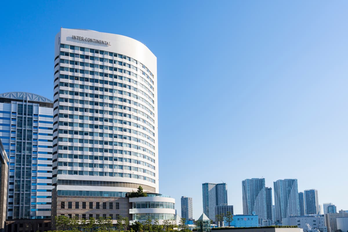 青空をバックに写るホテルの外観