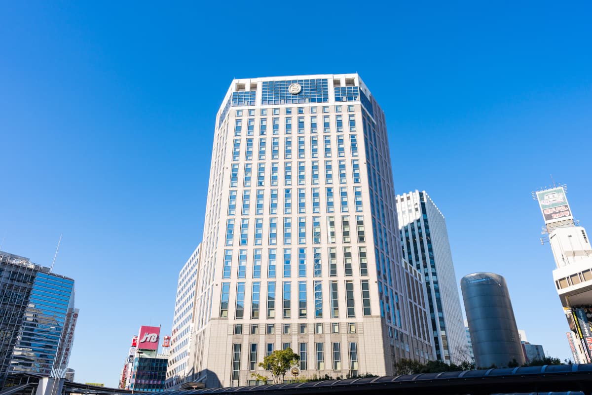 青空をバックにするホテル