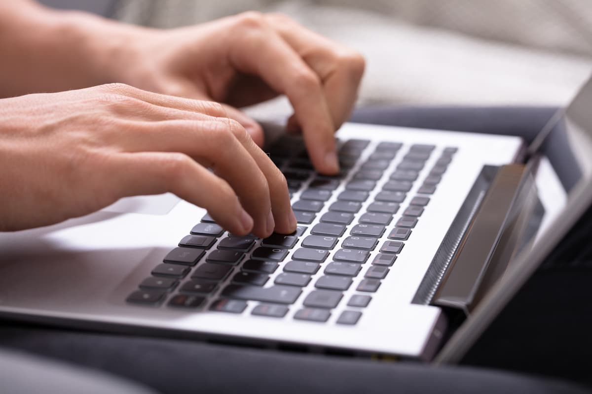 パソコンで仕事をする人の手