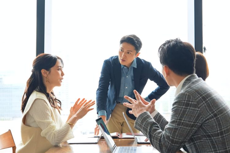 企画会議をするビジネスマン