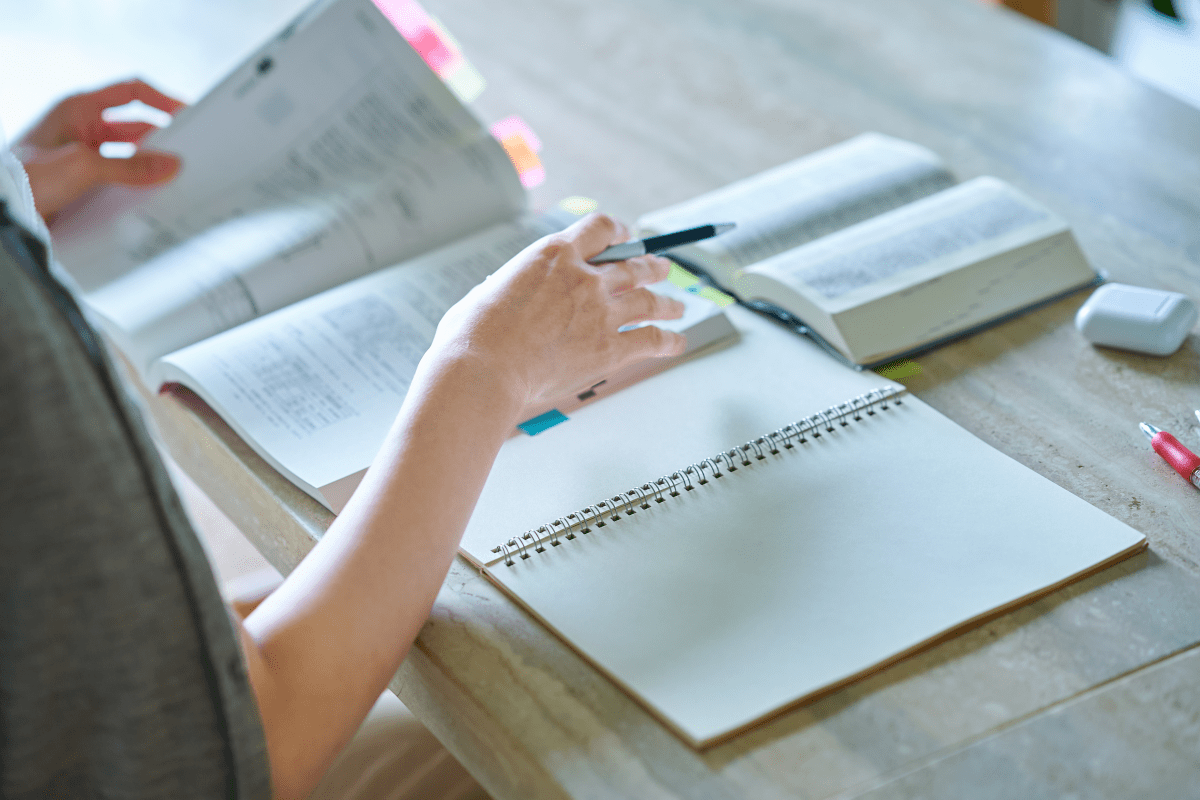 資格勉強する女性の手元