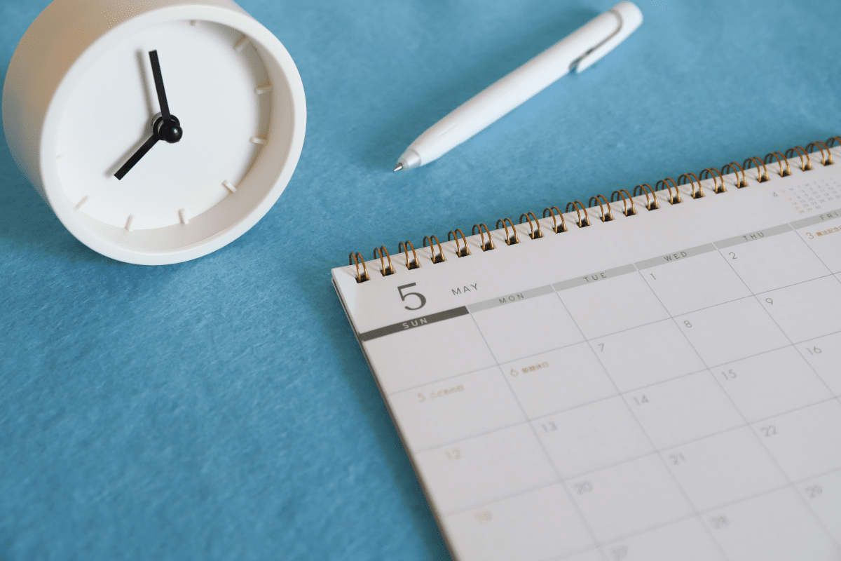 時計とボールペンとカレンダー