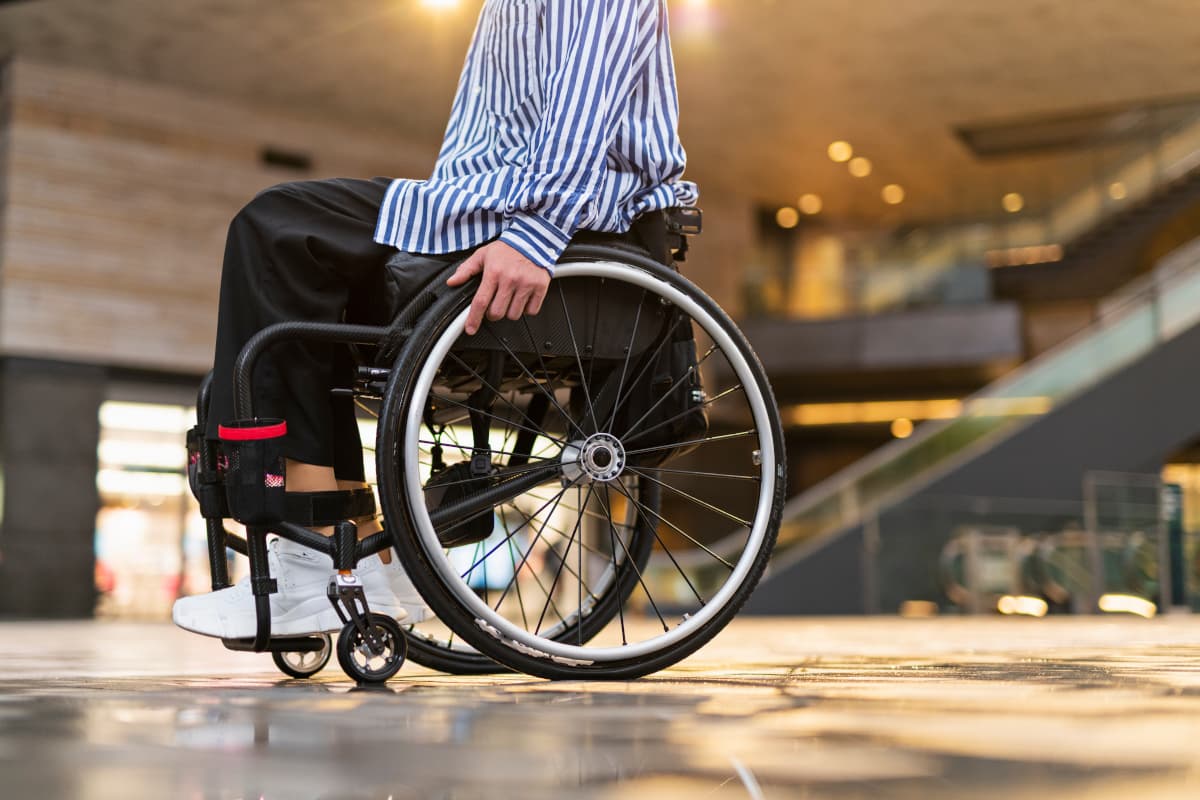 ホテルのロビーで車いすに乗る人