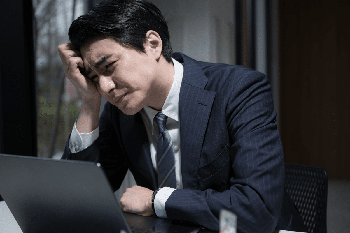 残業に悩む男性会社員