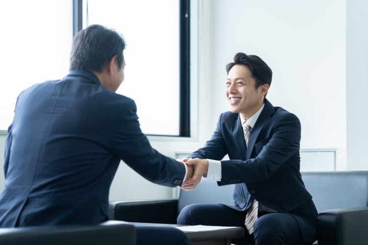 取引先と商談をするビジネスマン