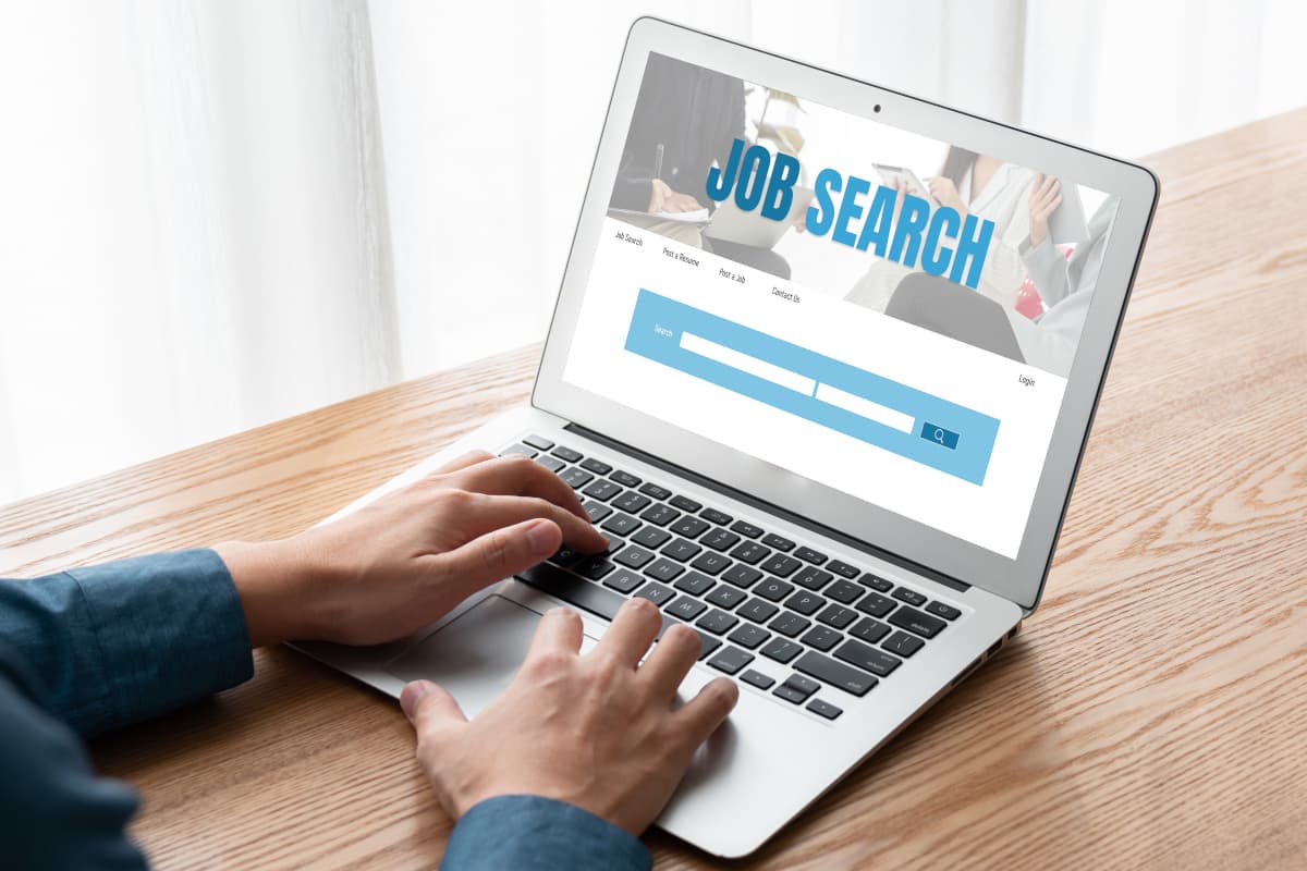 パソコンで求人を探す男性の手