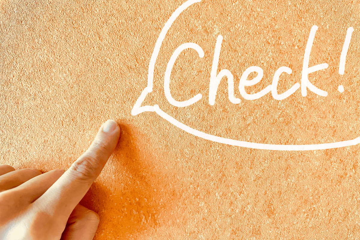 checkをさす指