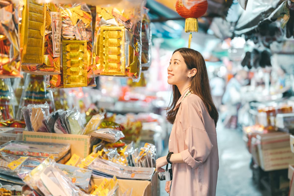 台湾の街中を歩く日本人女性