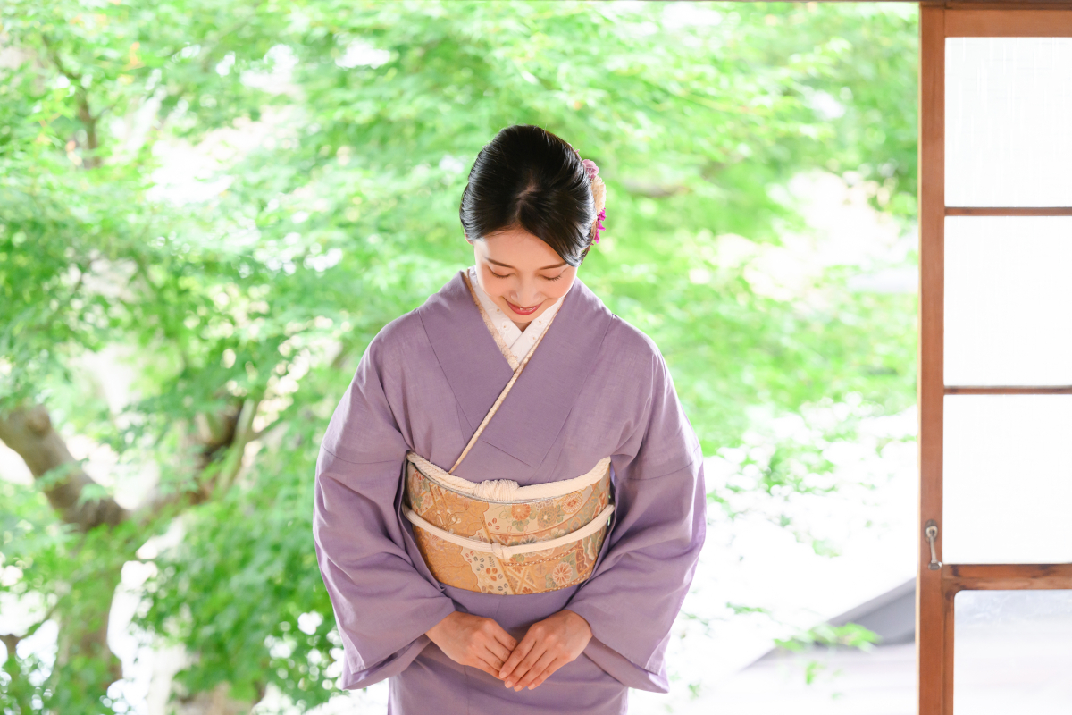 お客様にお辞儀をする旅館の仲居