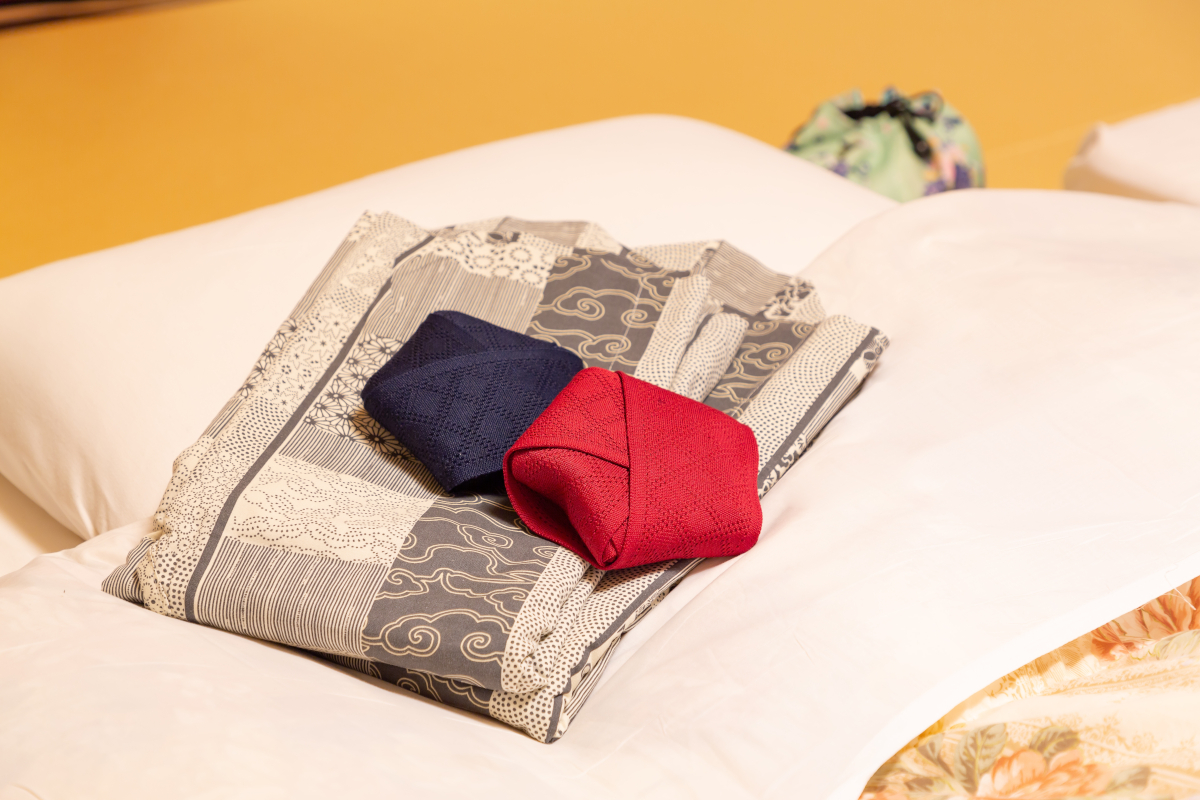 旅館の客室の布団と部屋の浴衣