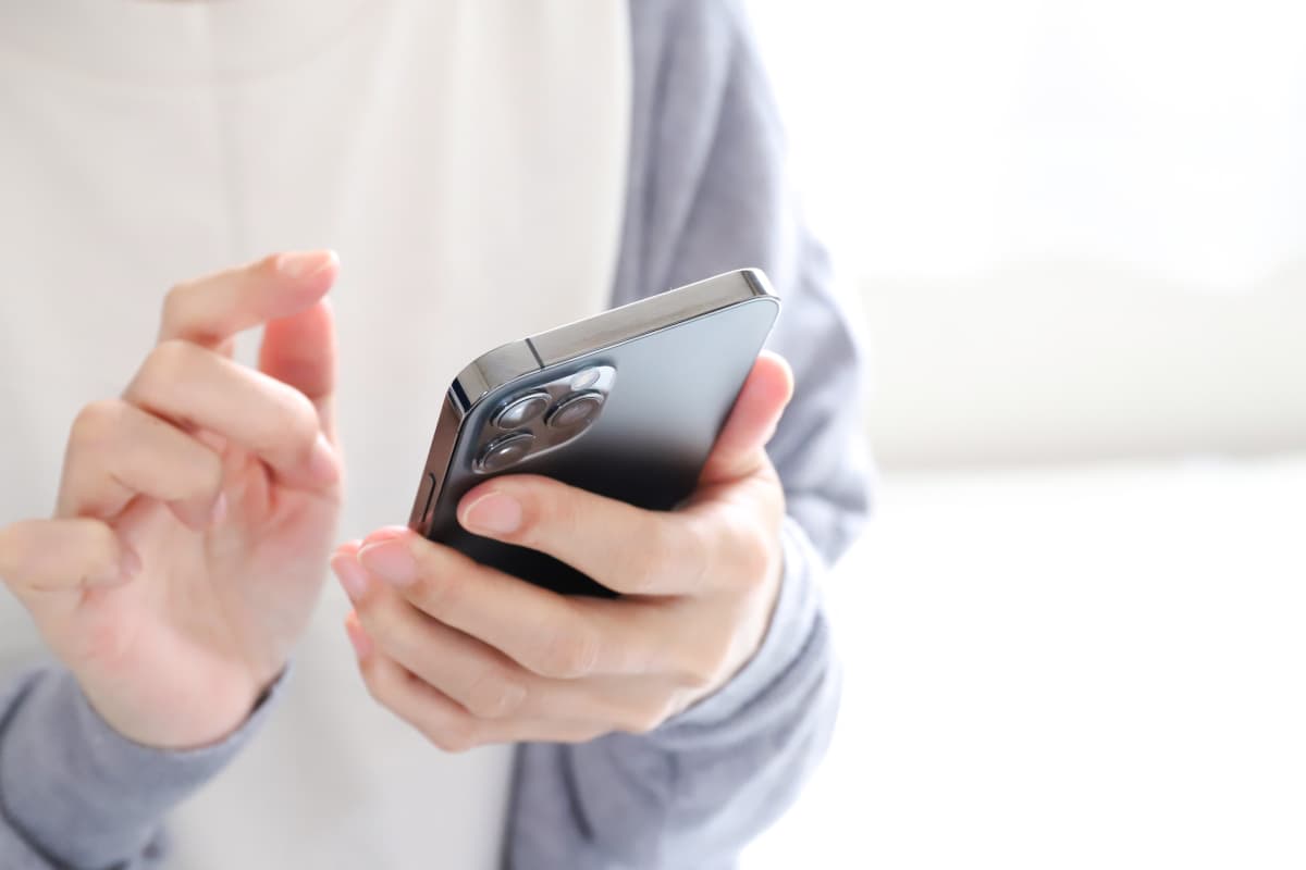 スマホを操作する女性の手