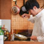レストランで働く男性調理師