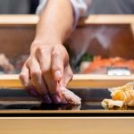 カウンターでお寿司を出してくれる寿司職人の手