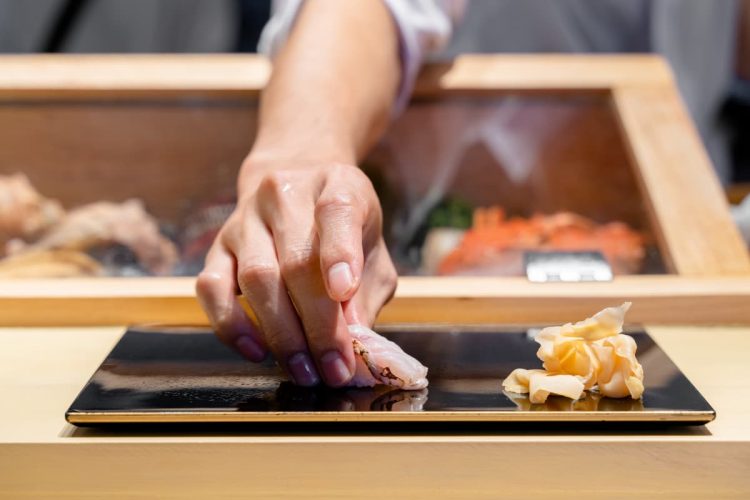 カウンターでお寿司を出してくれる寿司職人の手