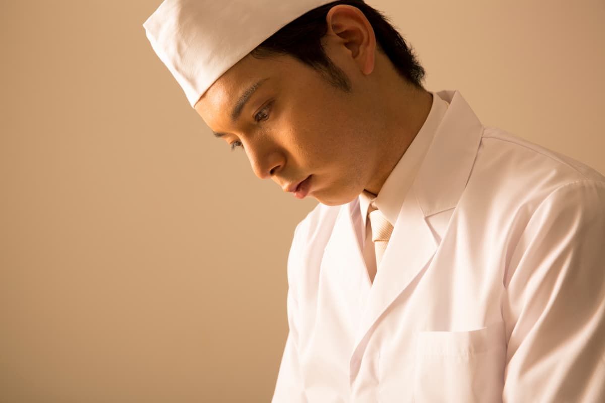 寿司職人として働いている男性の板前