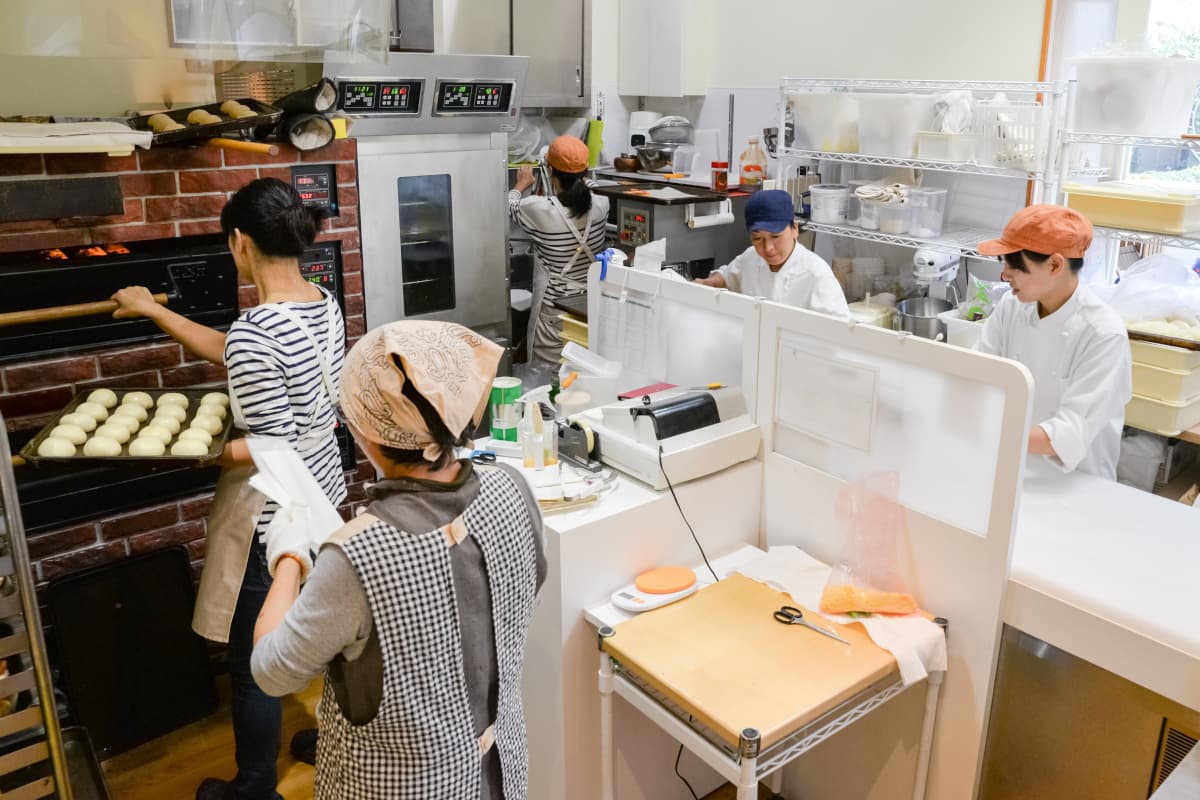 パン屋で働くスタッフさんたち