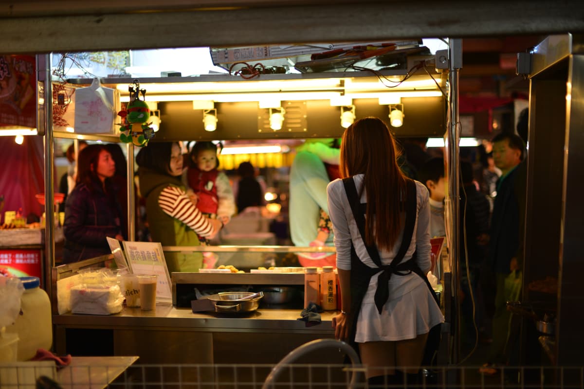 台湾の夜市で働く女性の後ろ姿