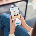 OTAのサイトをスマホで見る女性