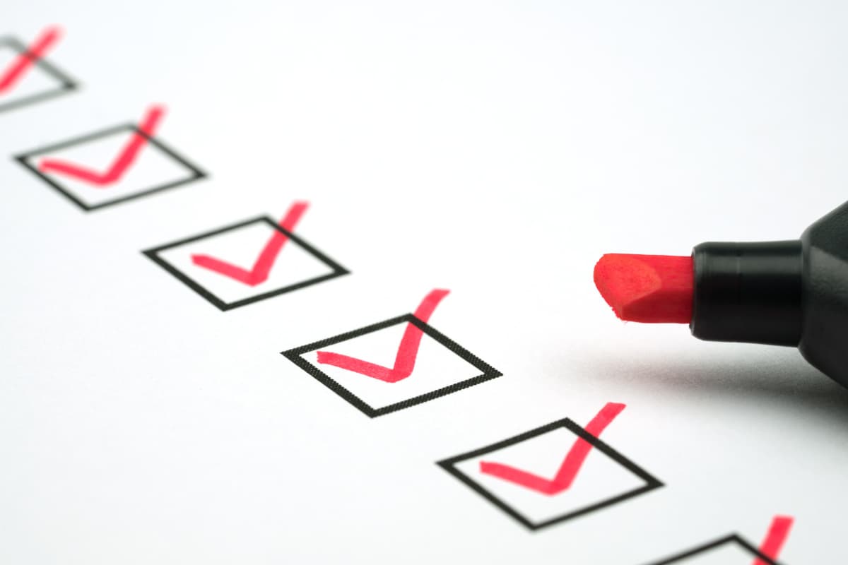 チェックリストに赤いペンでチェックを入れる