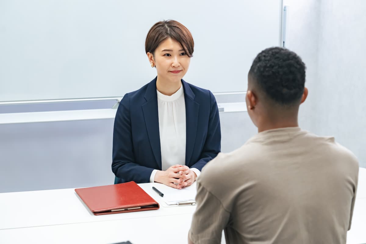 外国人スタッフと面談する人事担当者