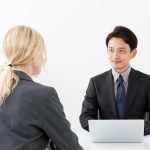 外国人労働者と面談をする人事担当者
