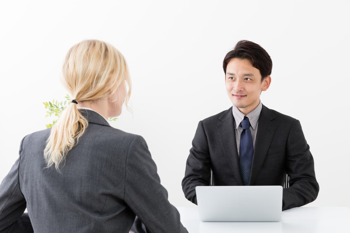 外国人労働者と面談をする人事担当者
