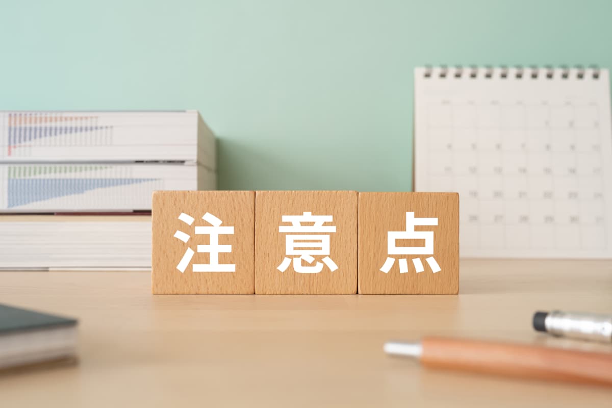 デスクの上に置かれた注意点の文字がかかれたブロック