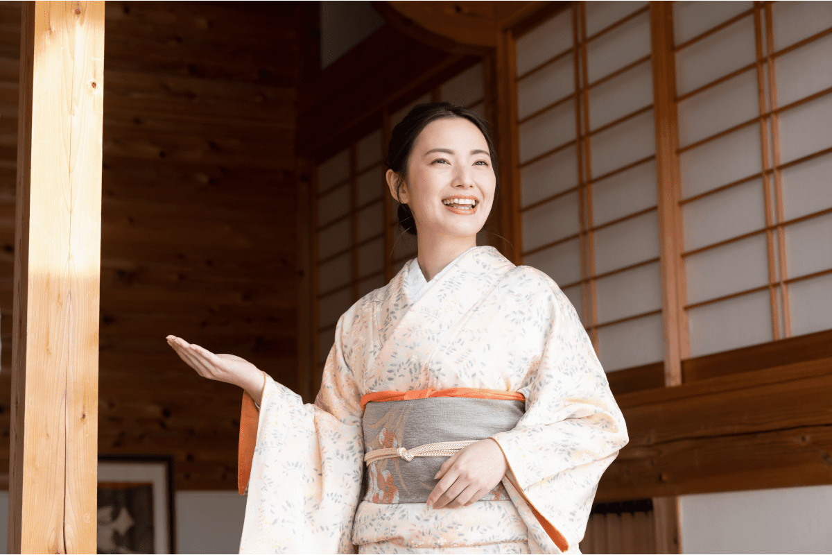 出迎える旅館の女将