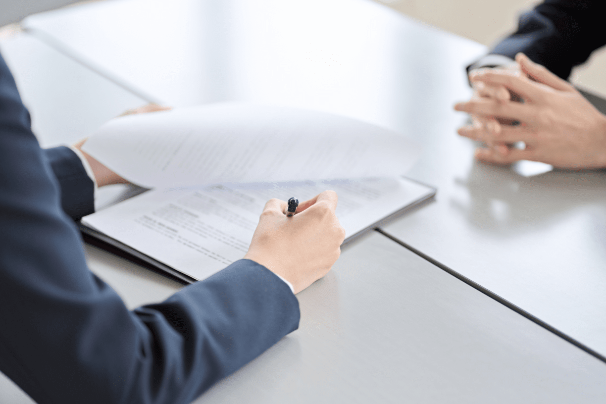 審査をする人の手