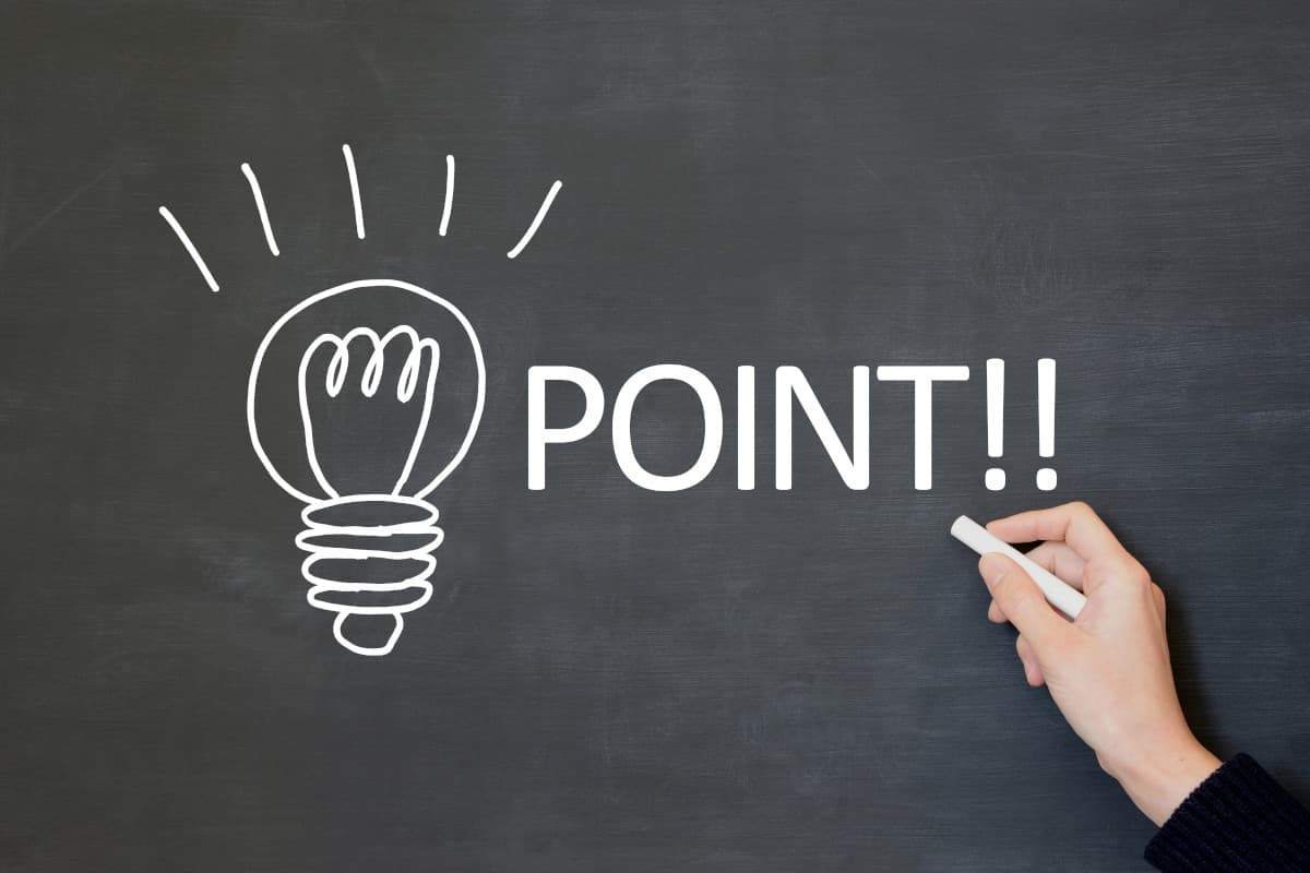 チョークで黒板に書かれたポイントの文字とイラスト