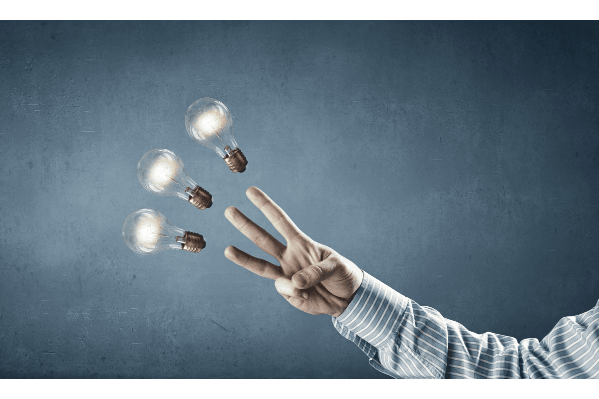 3つのポイントを指す電球