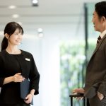ホテルのロビーでお客様対応をする女性のアテンダント