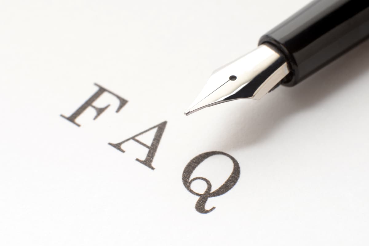白い紙に万年筆で書かれたFAQの文字