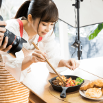 仕事をするフードコーディネーター