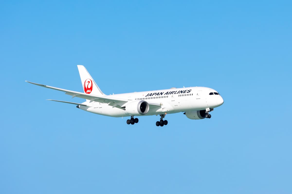 日本の上空を飛ぶ飛行機