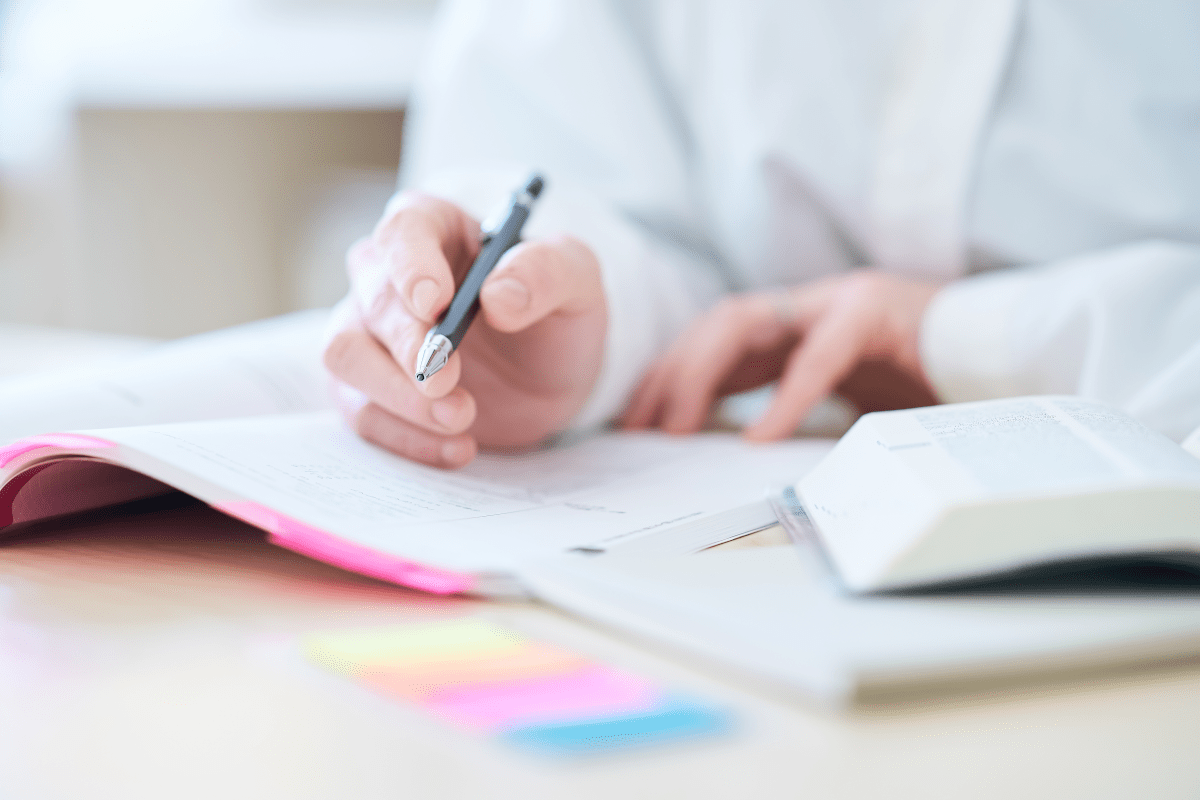 勉強する女性の手元と参考書