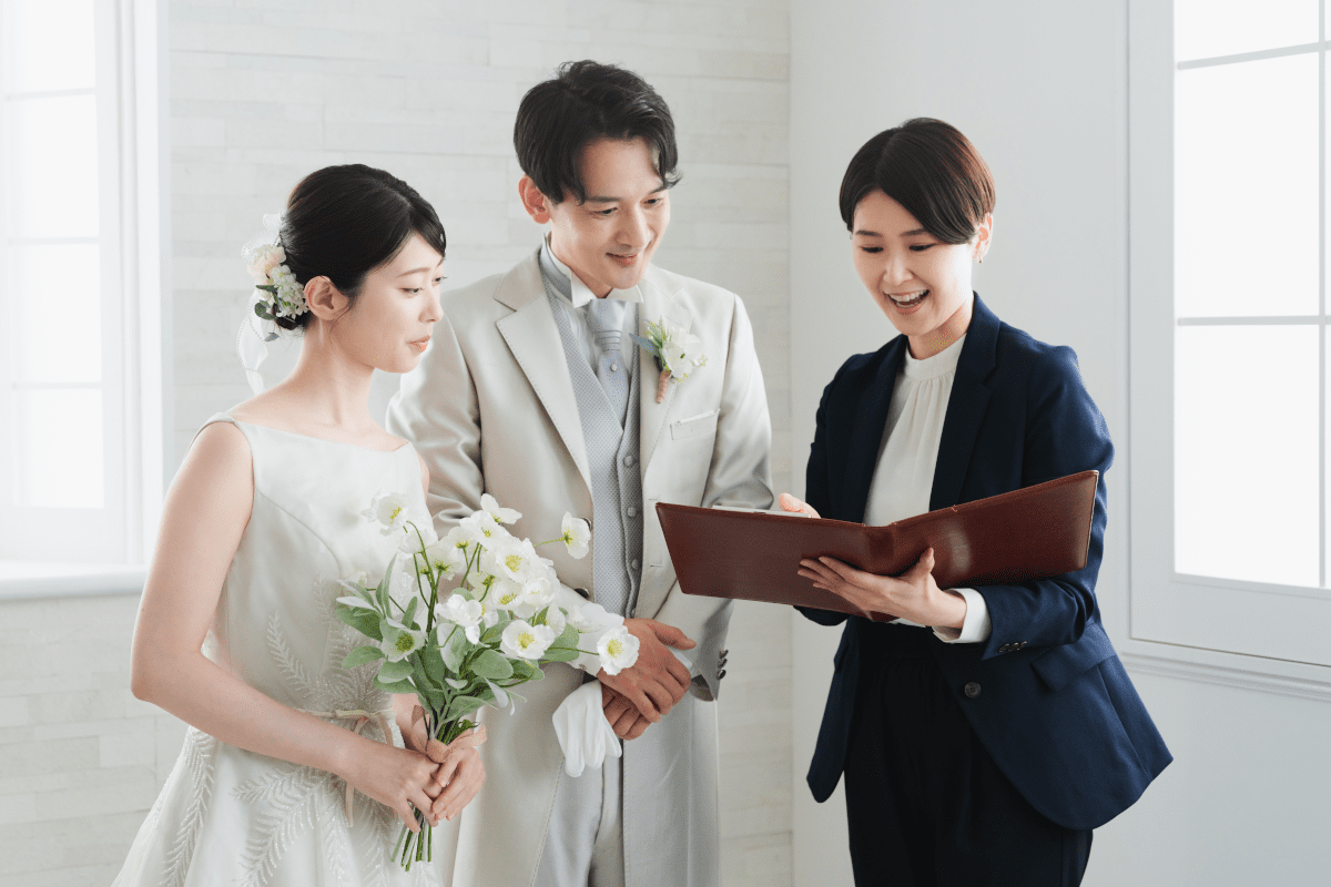 新郎新婦と話をするウエディングプランナー