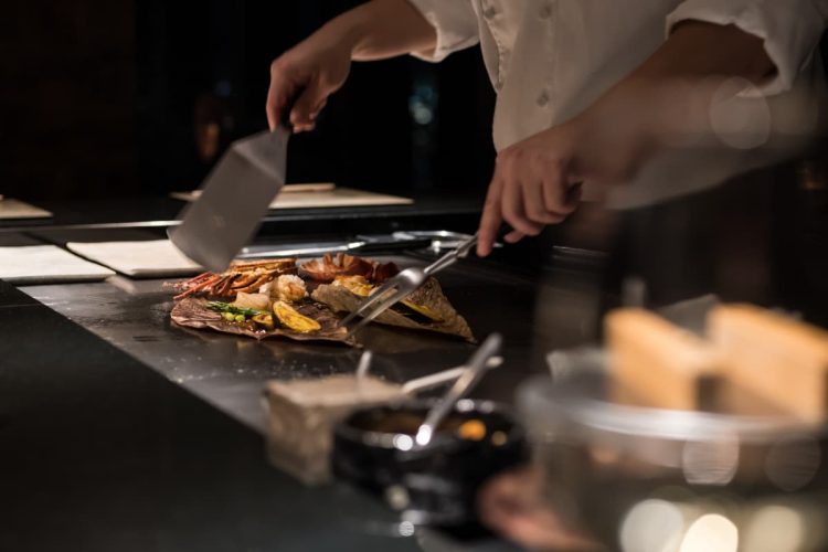 鉄板焼きの調理をするシェフ