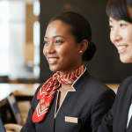 ホテルフロントで働く外国人女性