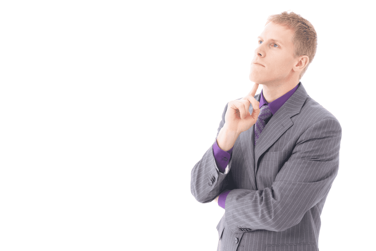 考えるスーツ姿の外国人男性