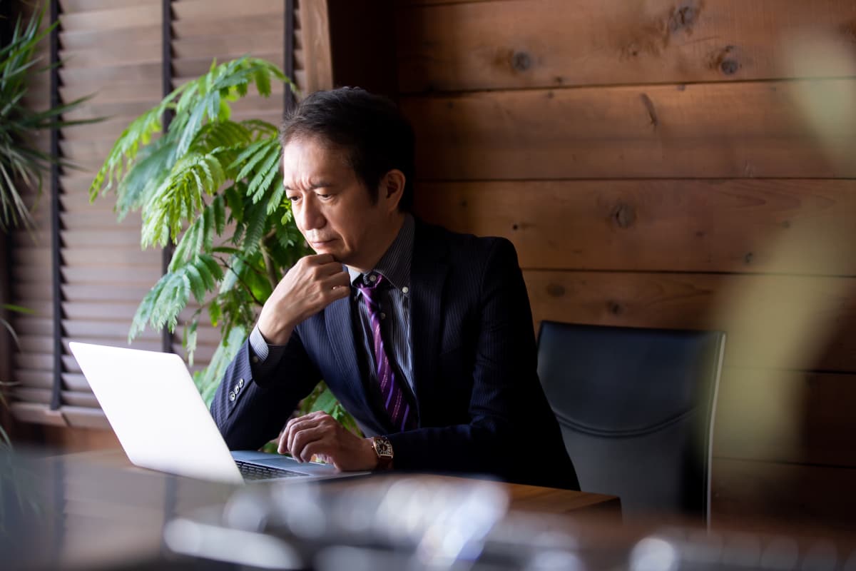 M＆Aで悩んでいるホテルの男性オーナー