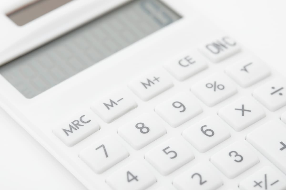 デスクの上に置かれた白い電卓