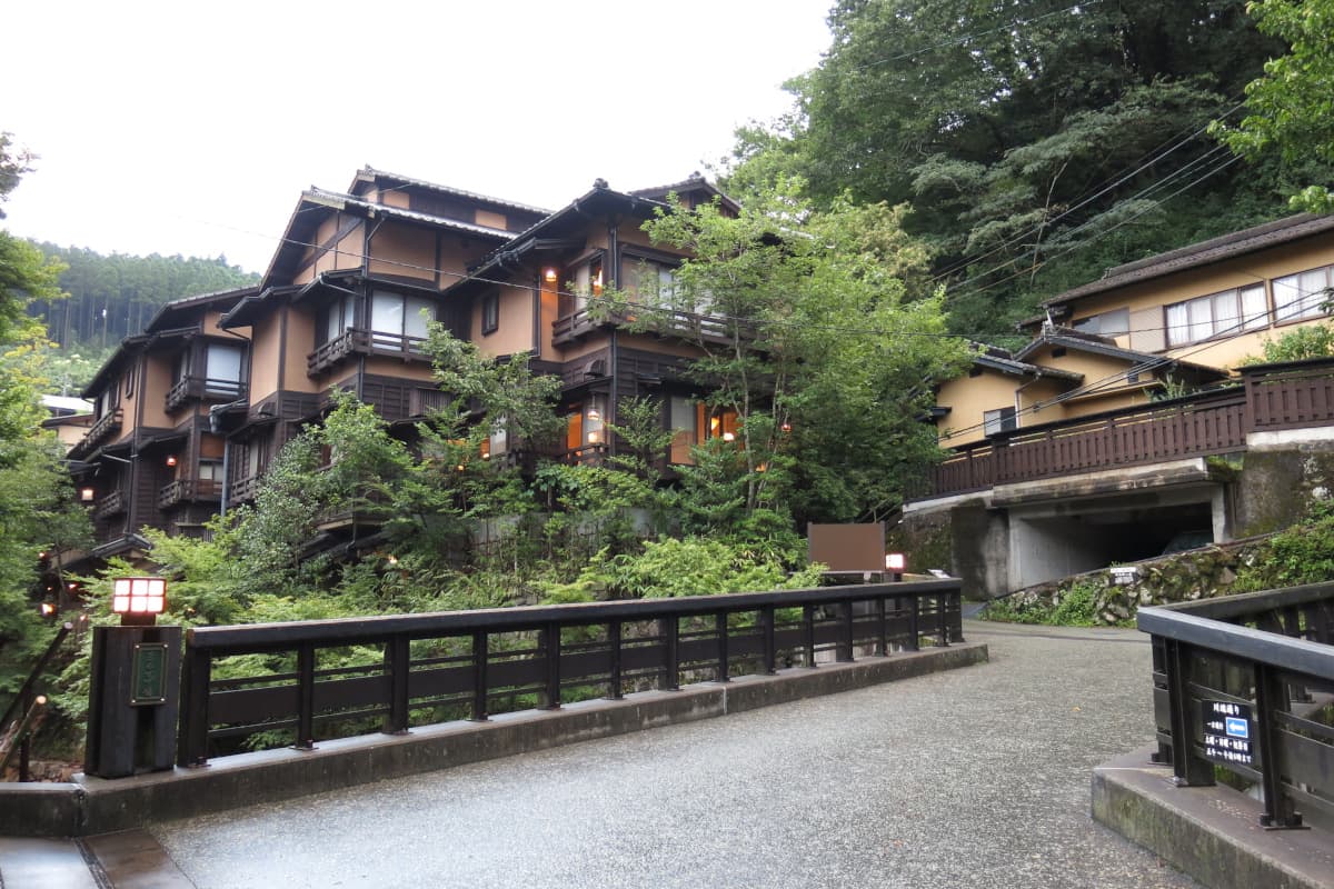 緑豊かな場所にある旅館の外観