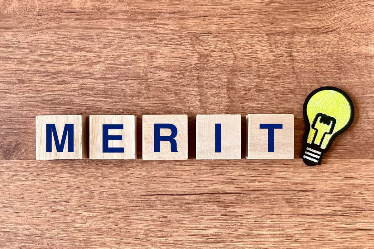 デスクの上に置かれたMERITのブロック