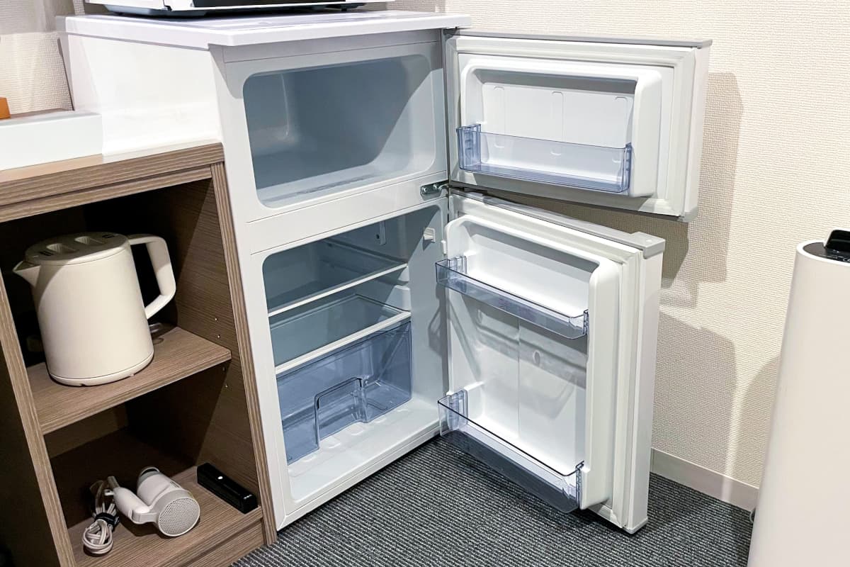 ホテルの客室に常備してある2ドア冷蔵庫