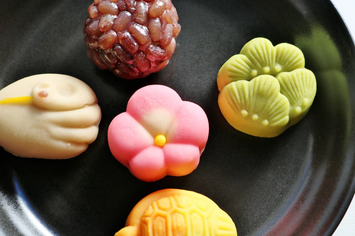 お皿の上に並べられた5種類の和菓子