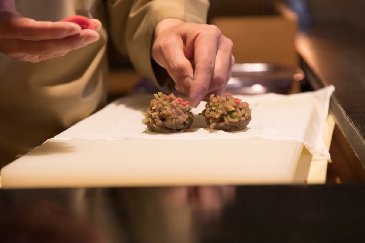 和菓子に装飾をする職人