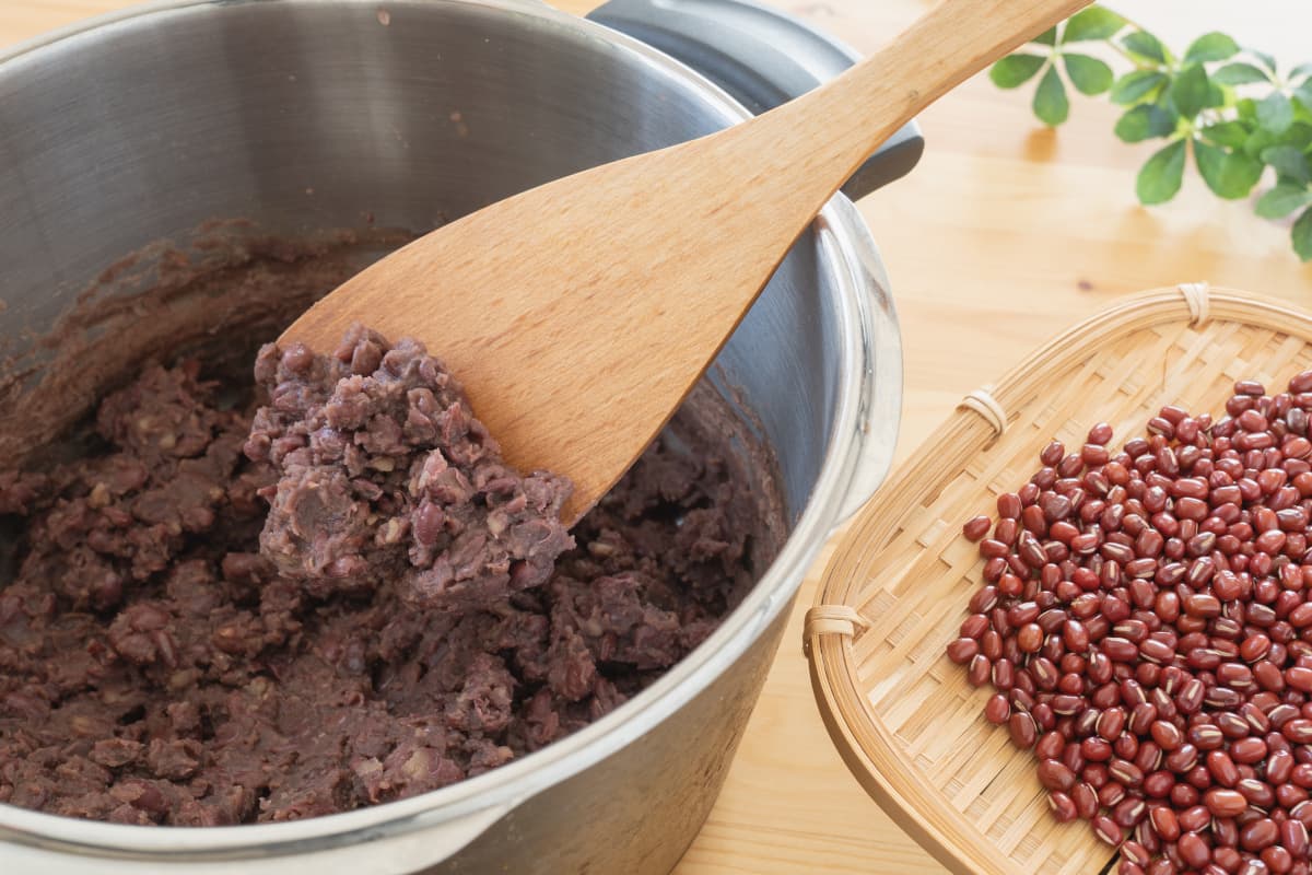 鍋で煮られた小豆