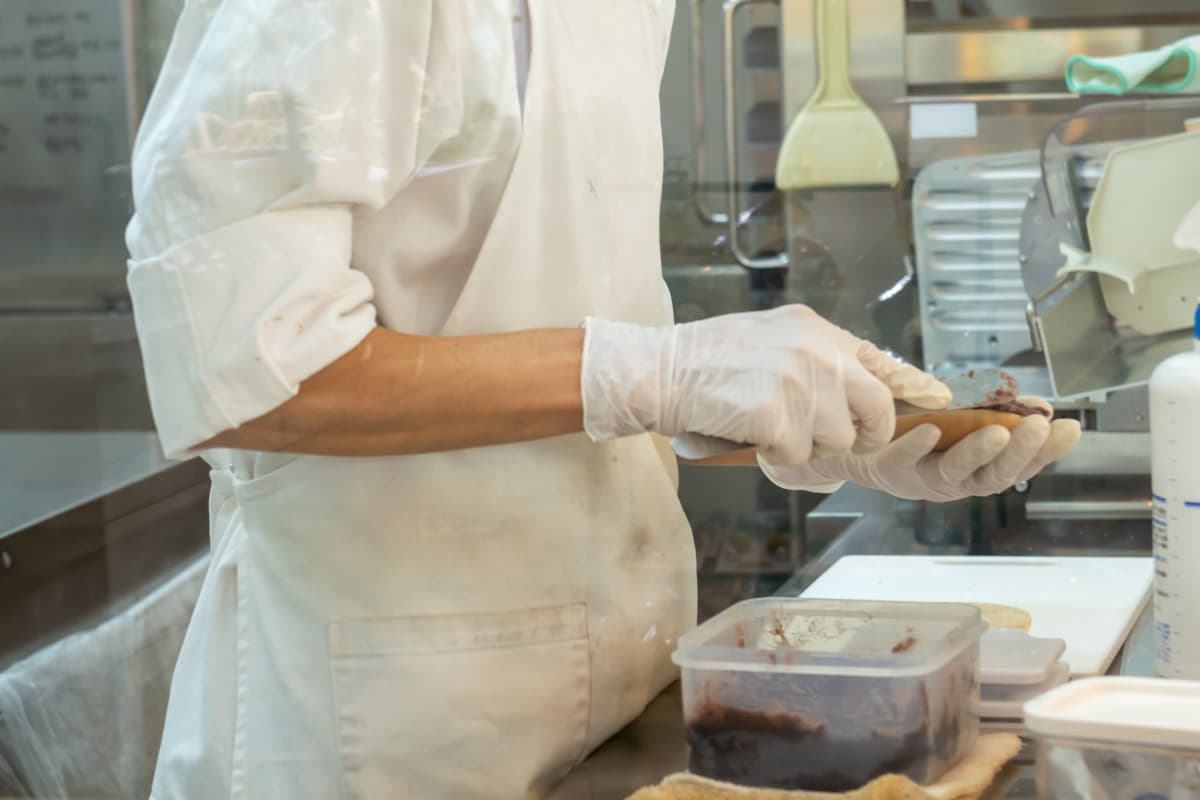 和菓子を作る職人の手